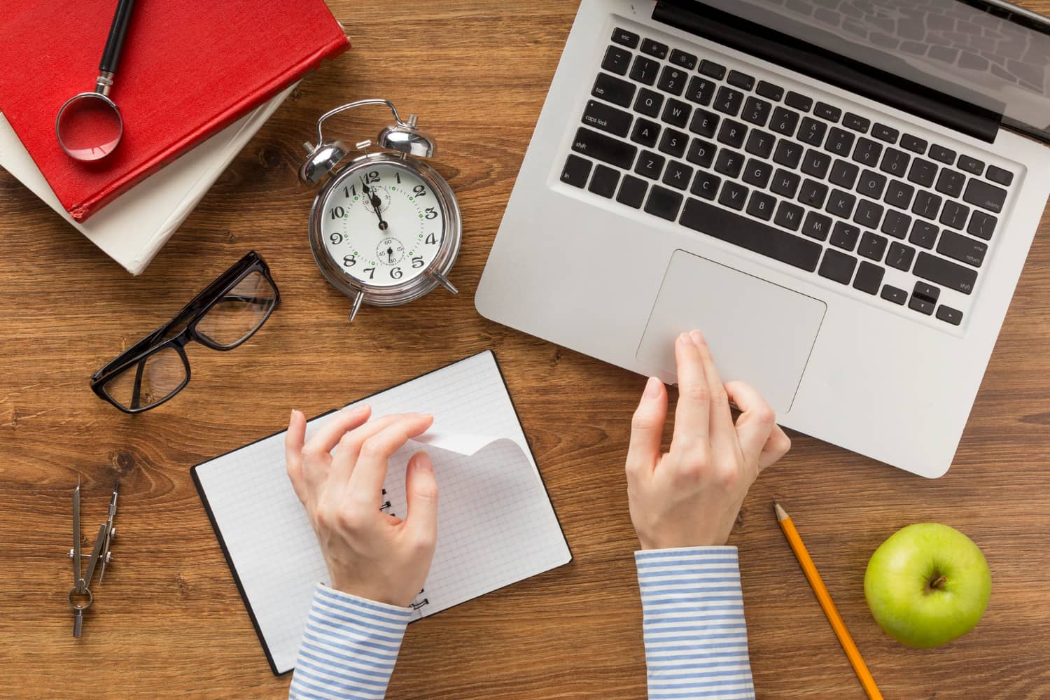 Imagen del artículo: Registro horario digital: el Gobierno confirma que se retrasa a septiembre (y por qué no deberías esperar para digitalizar el fichaje)